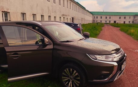 Mitsubishi Outlander III рестайлинг 3, 2020 год, 2 120 000 рублей, 19 фотография