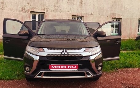 Mitsubishi Outlander III рестайлинг 3, 2020 год, 2 120 000 рублей, 17 фотография