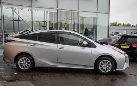 Toyota Prius IV XW50, 2016 год, 1 398 000 рублей, 6 фотография