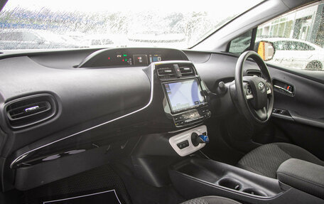 Toyota Prius IV XW50, 2016 год, 1 398 000 рублей, 11 фотография