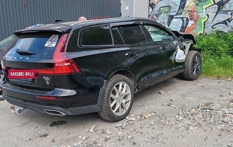 Volvo V60 Cross Country II, 2021 год, 1 750 000 рублей, 2 фотография