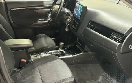 Mitsubishi Outlander III рестайлинг 3, 2018 год, 1 609 000 рублей, 8 фотография