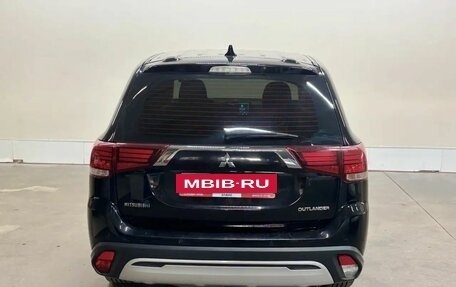 Mitsubishi Outlander III рестайлинг 3, 2018 год, 1 609 000 рублей, 3 фотография