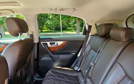 Infiniti QX70, 2014 год, 2 300 000 рублей, 16 фотография