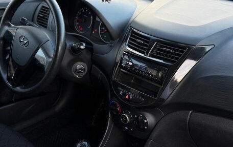 Hyundai Solaris II рестайлинг, 2012 год, 599 000 рублей, 24 фотография