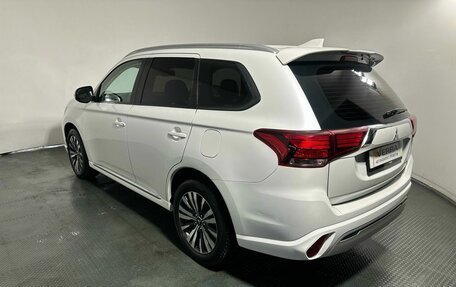 Mitsubishi Outlander III рестайлинг 3, 2022 год, 2 700 000 рублей, 5 фотография