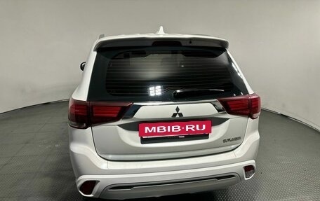 Mitsubishi Outlander III рестайлинг 3, 2022 год, 2 700 000 рублей, 4 фотография