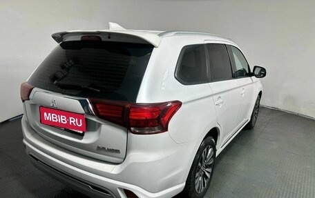 Mitsubishi Outlander III рестайлинг 3, 2022 год, 2 700 000 рублей, 3 фотография