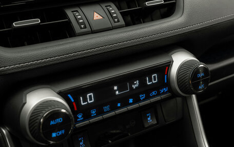 Toyota RAV4, 2019 год, 3 090 000 рублей, 24 фотография
