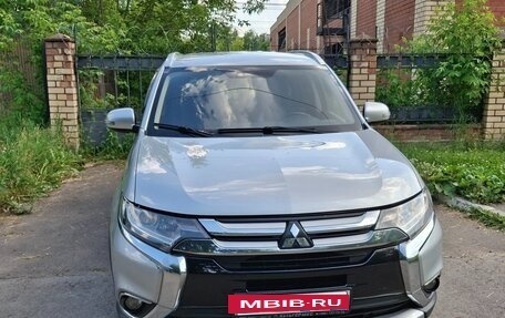 Mitsubishi Outlander III рестайлинг 3, 2015 год, 2 100 000 рублей, 2 фотография