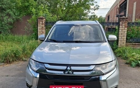 Mitsubishi Outlander III рестайлинг 3, 2015 год, 2 100 000 рублей, 3 фотография