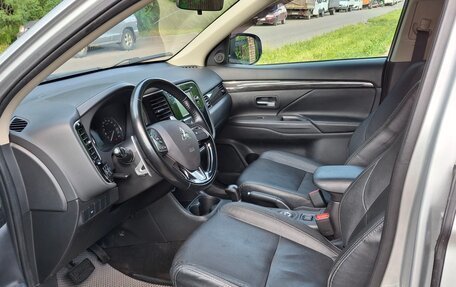 Mitsubishi Outlander III рестайлинг 3, 2015 год, 2 100 000 рублей, 14 фотография