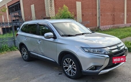 Mitsubishi Outlander III рестайлинг 3, 2015 год, 2 100 000 рублей, 4 фотография