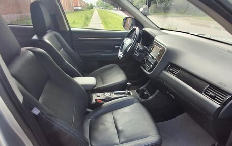 Mitsubishi Outlander III рестайлинг 3, 2015 год, 2 100 000 рублей, 23 фотография