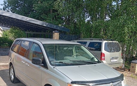 Chrysler Town & Country V рестайлинг, 2010 год, 950 000 рублей, 2 фотография