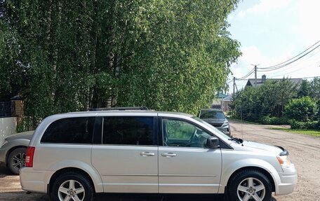 Chrysler Town & Country V рестайлинг, 2010 год, 950 000 рублей, 4 фотография