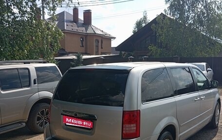 Chrysler Town & Country V рестайлинг, 2010 год, 950 000 рублей, 5 фотография