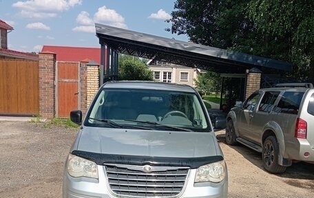 Chrysler Town & Country V рестайлинг, 2010 год, 950 000 рублей, 3 фотография