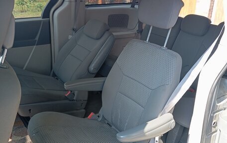 Chrysler Town & Country V рестайлинг, 2010 год, 950 000 рублей, 9 фотография