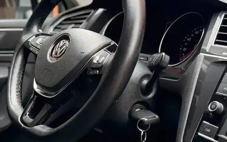 Volkswagen Tiguan II, 2018 год, 3 100 000 рублей, 24 фотография
