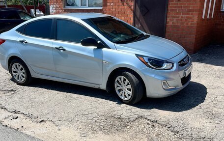 Hyundai Solaris II рестайлинг, 2012 год, 615 000 рублей, 3 фотография