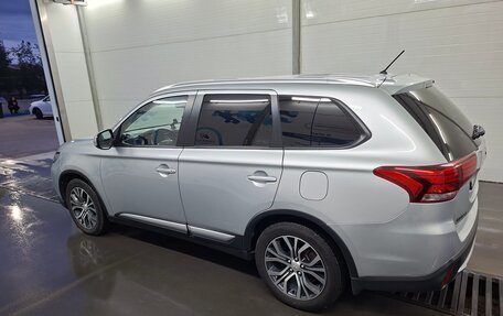 Mitsubishi Outlander III рестайлинг 3, 2015 год, 1 850 000 рублей, 7 фотография