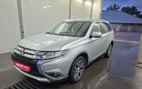 Mitsubishi Outlander III рестайлинг 3, 2015 год, 1 850 000 рублей, 5 фотография