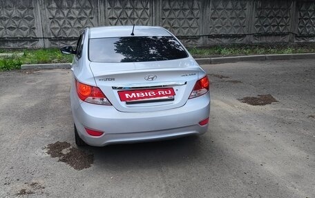 Hyundai Solaris II рестайлинг, 2013 год, 800 000 рублей, 3 фотография