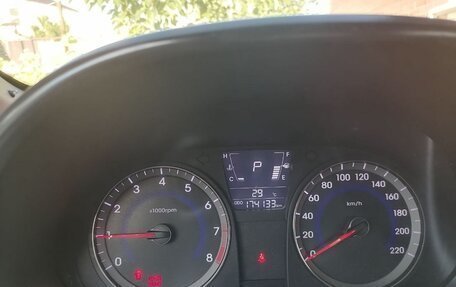 Hyundai Solaris II рестайлинг, 2014 год, 950 000 рублей, 10 фотография