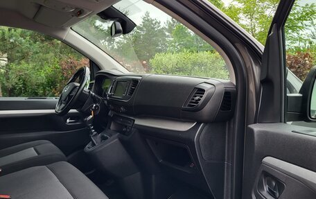 Opel Zafira Life I, 2020 год, 2 390 000 рублей, 18 фотография