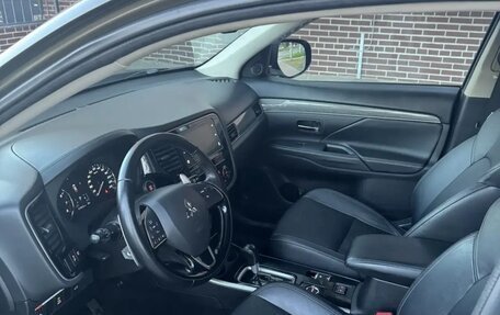 Mitsubishi Outlander III рестайлинг 3, 2019 год, 1 940 000 рублей, 2 фотография