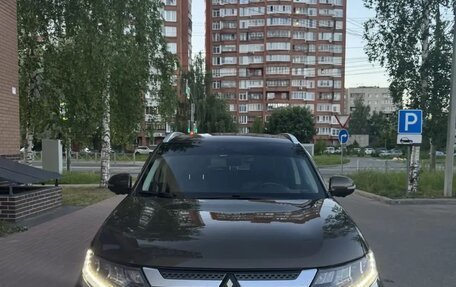 Mitsubishi Outlander III рестайлинг 3, 2019 год, 1 940 000 рублей, 3 фотография
