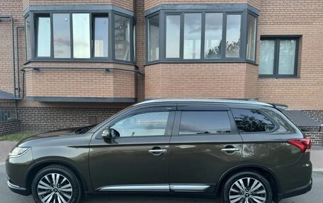 Mitsubishi Outlander III рестайлинг 3, 2019 год, 1 940 000 рублей, 5 фотография