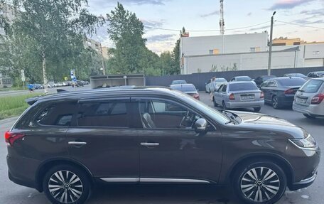 Mitsubishi Outlander III рестайлинг 3, 2019 год, 1 940 000 рублей, 13 фотография