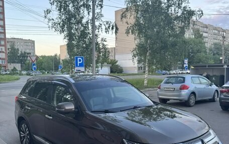 Mitsubishi Outlander III рестайлинг 3, 2019 год, 1 940 000 рублей, 14 фотография