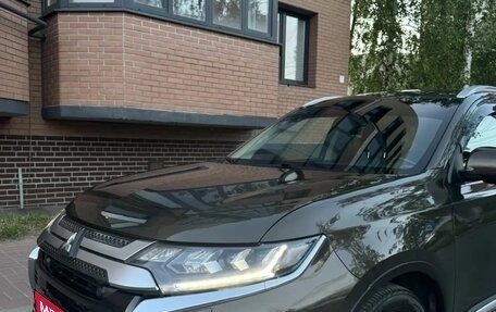 Mitsubishi Outlander III рестайлинг 3, 2019 год, 1 940 000 рублей, 4 фотография