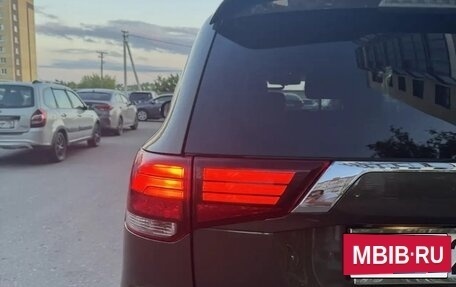 Mitsubishi Outlander III рестайлинг 3, 2019 год, 1 940 000 рублей, 10 фотография