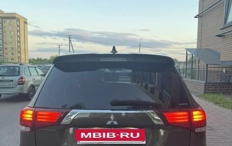 Mitsubishi Outlander III рестайлинг 3, 2019 год, 1 940 000 рублей, 9 фотография