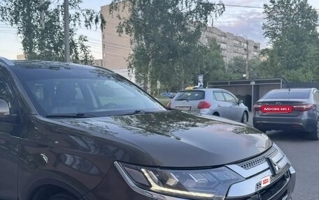Mitsubishi Outlander III рестайлинг 3, 2019 год, 1 940 000 рублей, 15 фотография