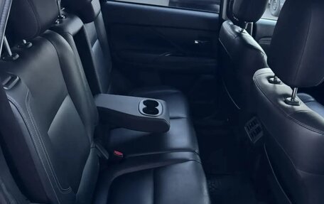 Mitsubishi Outlander III рестайлинг 3, 2019 год, 1 940 000 рублей, 26 фотография