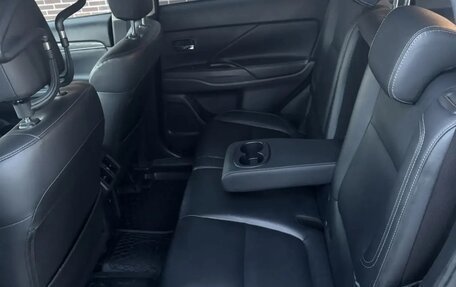 Mitsubishi Outlander III рестайлинг 3, 2019 год, 1 940 000 рублей, 23 фотография