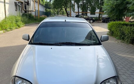 Toyota Avensis III рестайлинг, 2001 год, 565 000 рублей, 1 фотография