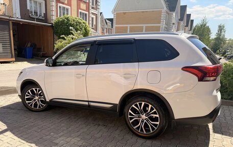 Mitsubishi Outlander III рестайлинг 3, 2018 год, 1 400 000 рублей, 5 фотография