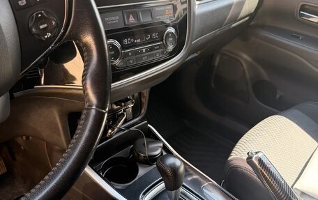 Mitsubishi Outlander III рестайлинг 3, 2018 год, 1 400 000 рублей, 8 фотография