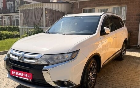 Mitsubishi Outlander III рестайлинг 3, 2018 год, 1 400 000 рублей, 4 фотография