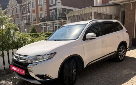 Mitsubishi Outlander III рестайлинг 3, 2018 год, 1 400 000 рублей, 3 фотография