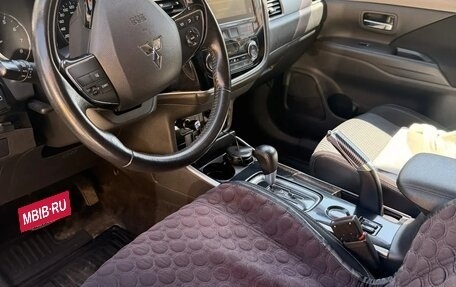 Mitsubishi Outlander III рестайлинг 3, 2018 год, 1 400 000 рублей, 9 фотография