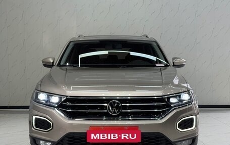 Volkswagen T-Roc I, 2023 год, 1 660 000 рублей, 2 фотография