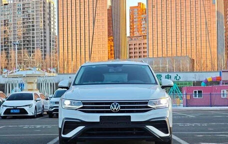 Volkswagen Tiguan II, 2022 год, 2 060 000 рублей, 2 фотография