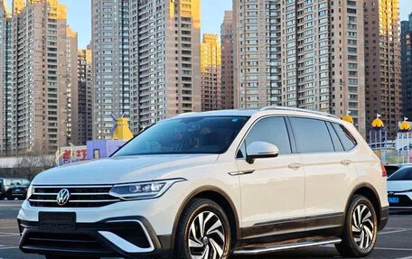 Volkswagen Tiguan II, 2022 год, 2 060 000 рублей, 3 фотография